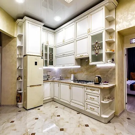 Apartamento 2 Bedroom Tykha Street Center With Parking Place Lviv