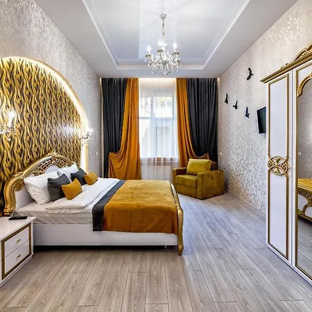 Lägenhet 2 Bedroom Tykha Street Center With Parking Place Lviv