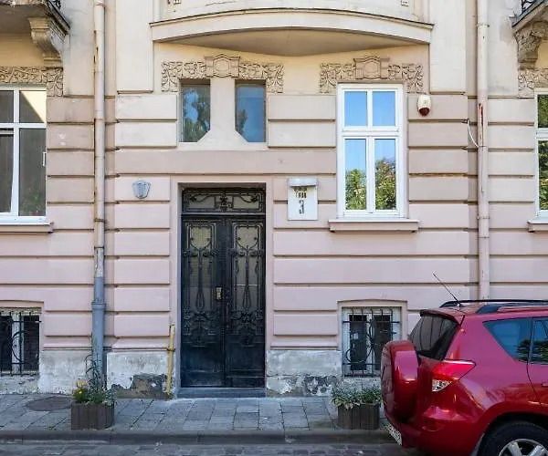 Lägenhet 2 Bedroom Tykha Street Center With Parking Place Lviv