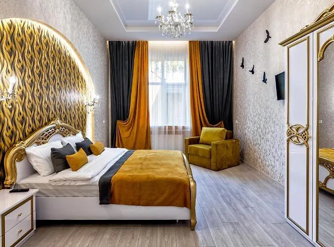 Lägenhet 2 Bedroom Tykha Street Center With Parking Place Lviv